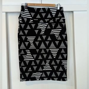 LuLaRoe Black and White Triangle Pattern Pencil Skirt EUC